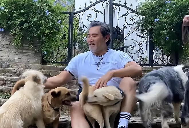 周迅，陈红对他一见倾心，一生未婚未育，如今65岁在乡下养猫种花（组图） - 2