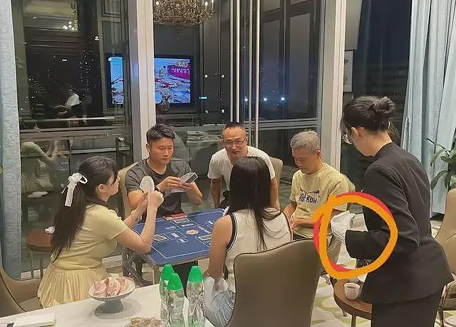 王石懒理婚变传闻,在豪宅打牌聚餐,俩年轻女子陪玩,越活越潇洒(组图) - 6