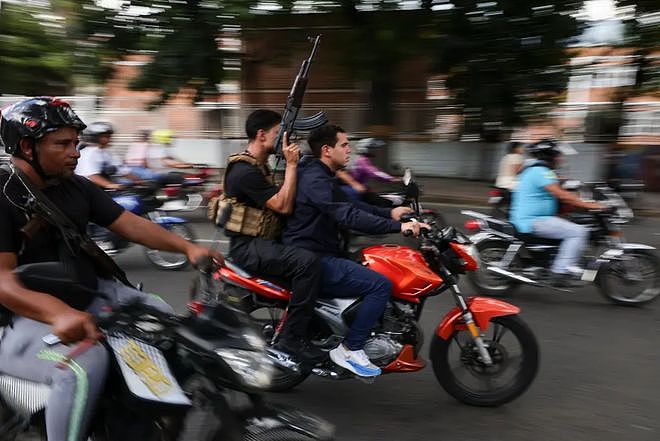 马杜罗支持者首都街头巡逻，骑着摩托举着枪，追捕特朗普的支持者（组图） - 4