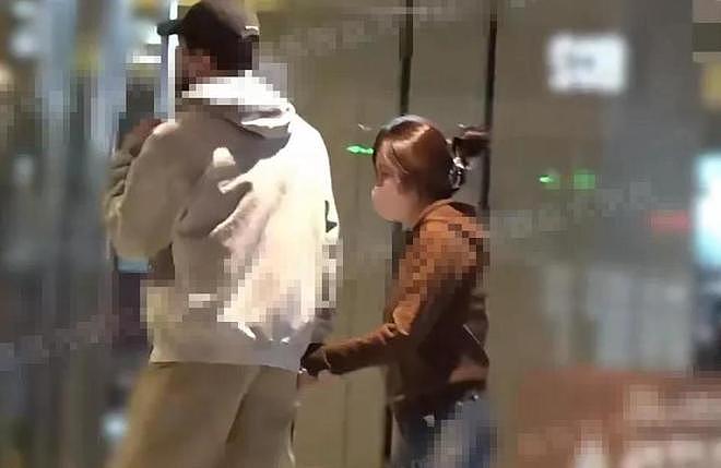 俞灏明成妻管严!和王晓晨牵手看电影花钱讨好,一路不敢吭声(组图) - 10
