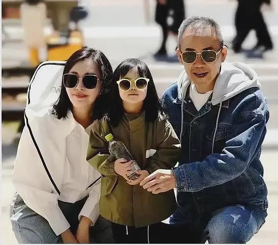 王石懒理婚变传闻,在豪宅打牌聚餐,俩年轻女子陪玩,越活越潇洒(组图) - 17