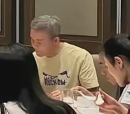 王石懒理婚变传闻,在豪宅打牌聚餐,俩年轻女子陪玩,越活越潇洒(组图) - 8