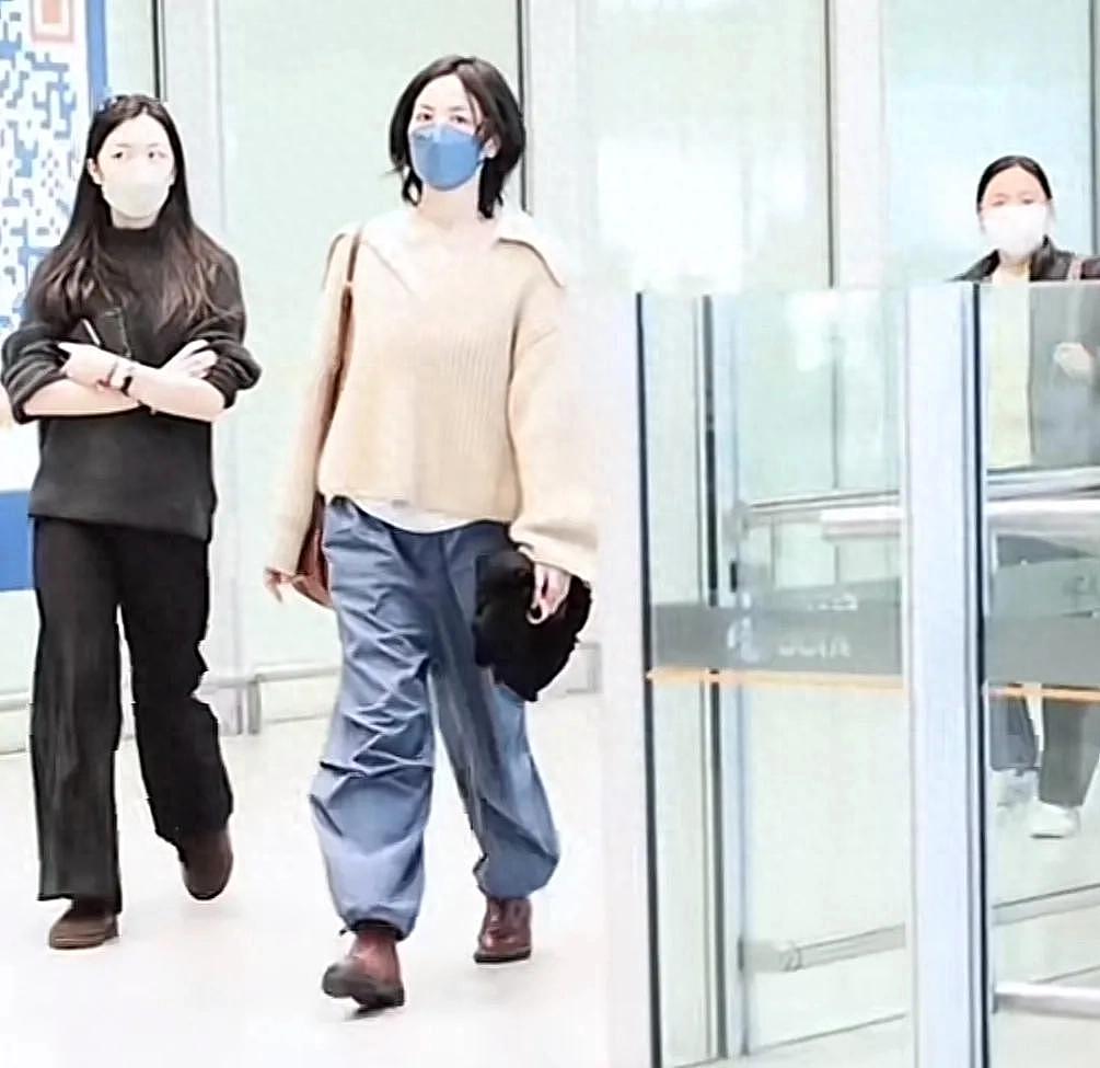 王菲女儿李嫣疑恋爱!与帅气男生现身机场,俩人有说有笑外形般配(组图) - 1