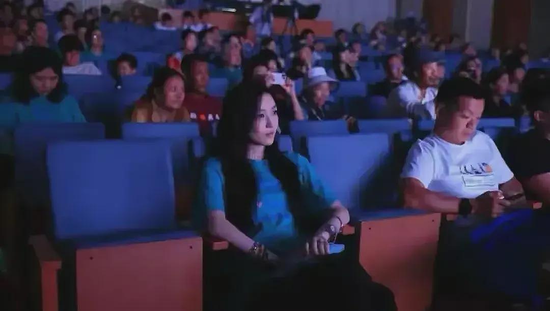 王菲女儿李嫣疑恋爱!与帅气男生现身机场,俩人有说有笑外形般配(组图) - 14