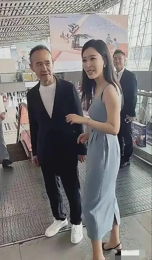 王石懒理婚变传闻,在豪宅打牌聚餐,俩年轻女子陪玩,越活越潇洒(组图) - 15