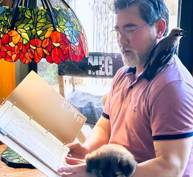 周迅，陈红对他一见倾心，一生未婚未育，如今65岁在乡下养猫种花（组图） - 16
