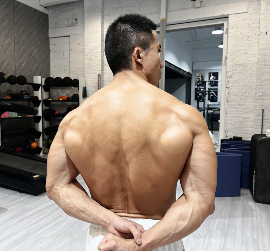 【帅哥】3D立体虎头肩,斜方肌战士五年练就极难的俄挺,塑造完美体态(组图) - 5