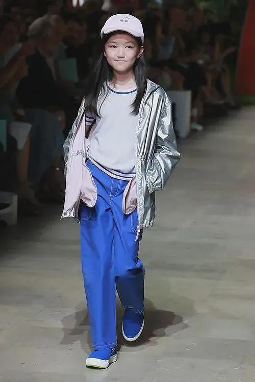 王菲女儿李嫣疑恋爱!与帅气男生现身机场,俩人有说有笑外形般配(组图) - 10