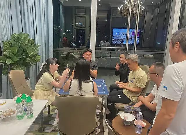 王石懒理婚变传闻,在豪宅打牌聚餐,俩年轻女子陪玩,越活越潇洒(组图) - 4
