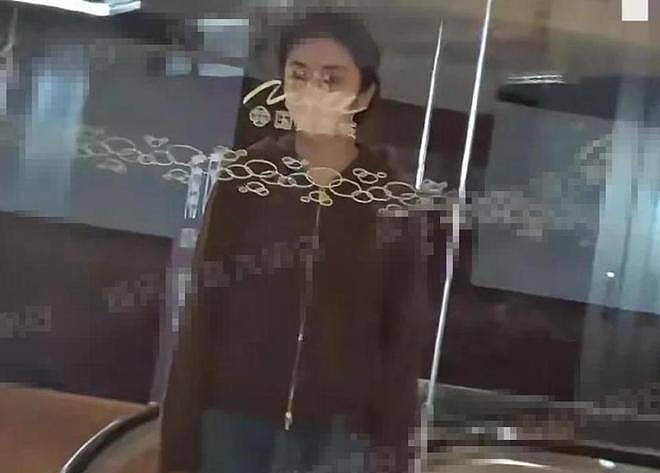 俞灏明成妻管严!和王晓晨牵手看电影花钱讨好,一路不敢吭声(组图) - 11