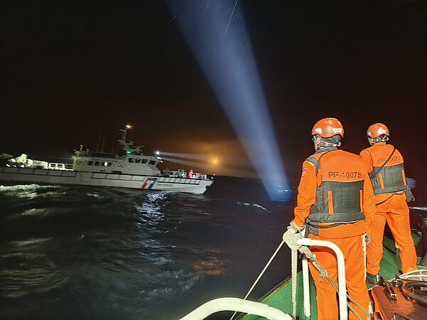 空军F-16失事,飞官失踪!台湾海巡署急派9舰艇搜索,救援画面曝光(视频/组图) - 1