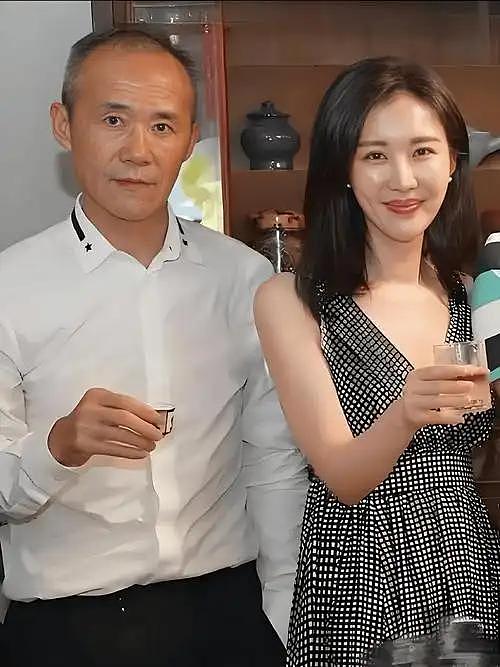 王石懒理婚变传闻,在豪宅打牌聚餐,俩年轻女子陪玩,越活越潇洒(组图) - 1