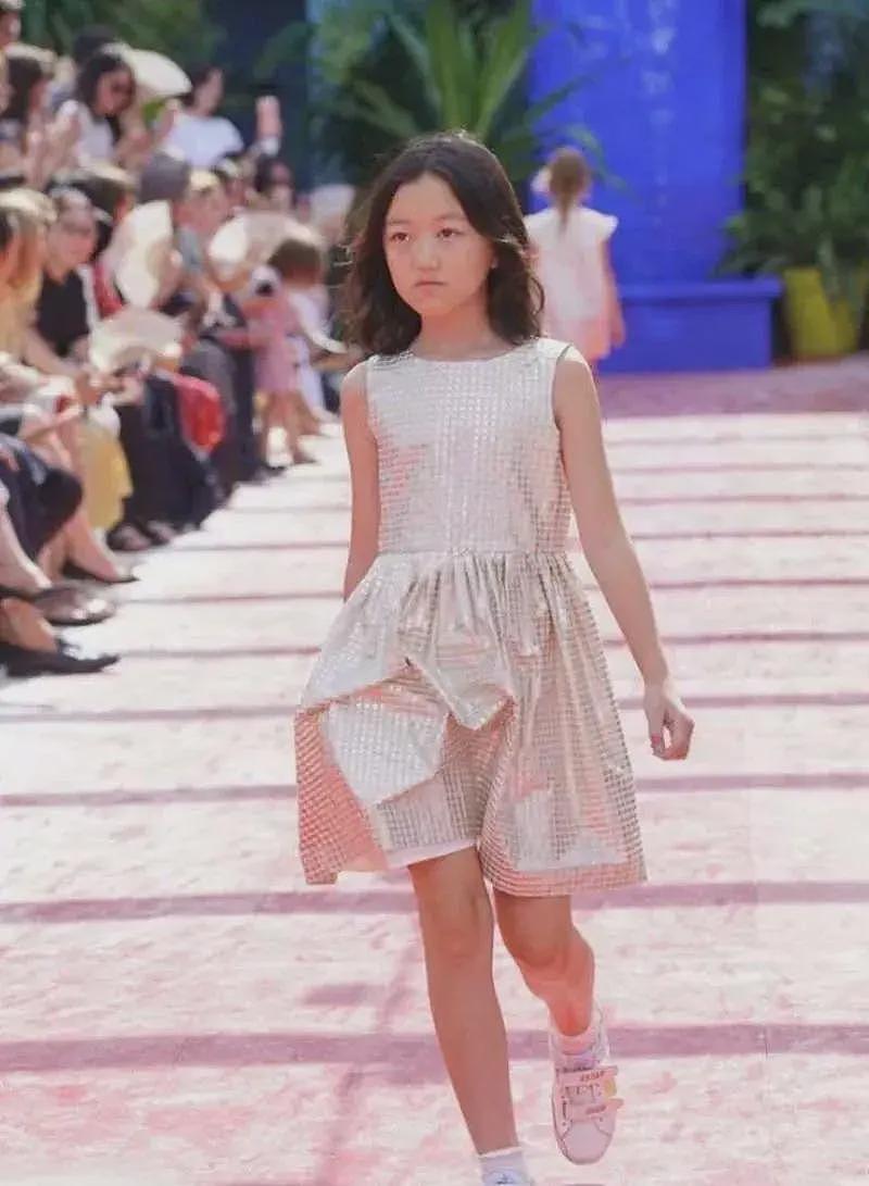 王菲女儿李嫣疑恋爱!与帅气男生现身机场,俩人有说有笑外形般配(组图) - 11