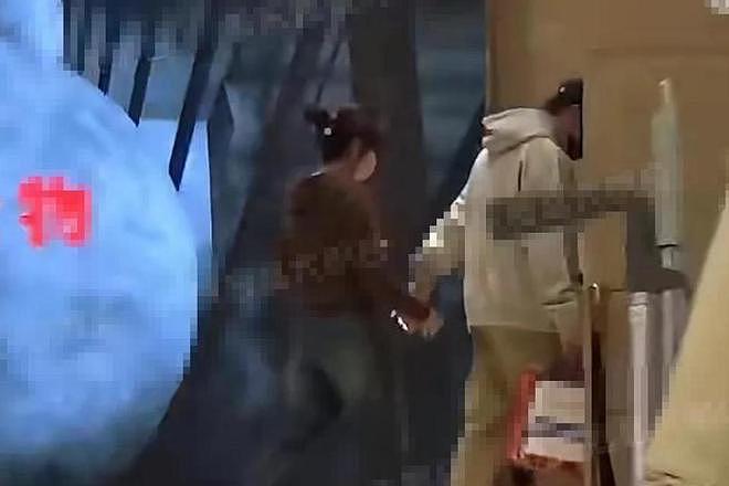 俞灏明成妻管严!和王晓晨牵手看电影花钱讨好,一路不敢吭声(组图) - 16