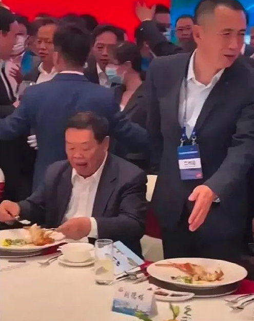 曹德旺一张饭局私照流出，打脸多少人（组图） - 2