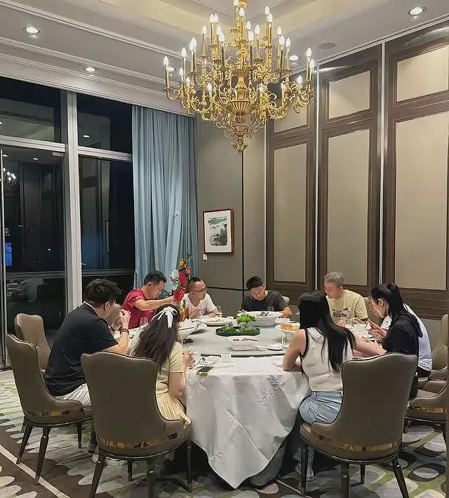 王石懒理婚变传闻,在豪宅打牌聚餐,俩年轻女子陪玩,越活越潇洒(组图) - 7