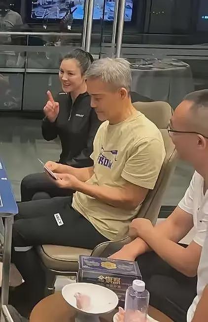 王石懒理婚变传闻,在豪宅打牌聚餐,俩年轻女子陪玩,越活越潇洒(组图) - 5