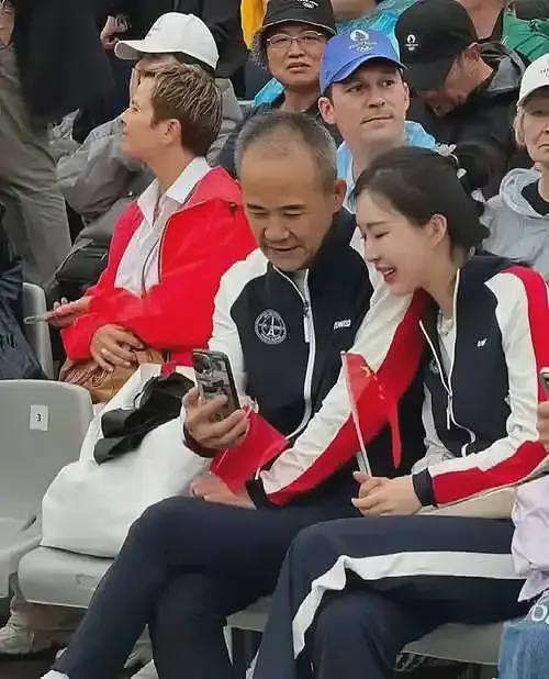 王石懒理婚变传闻,在豪宅打牌聚餐,俩年轻女子陪玩,越活越潇洒(组图) - 9