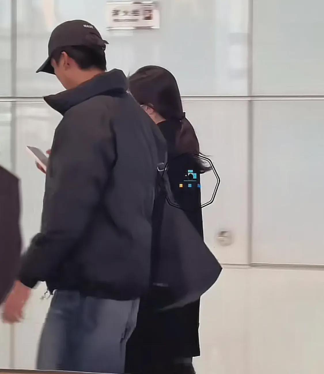 王菲女儿李嫣疑恋爱!与帅气男生现身机场,俩人有说有笑外形般配(组图) - 5