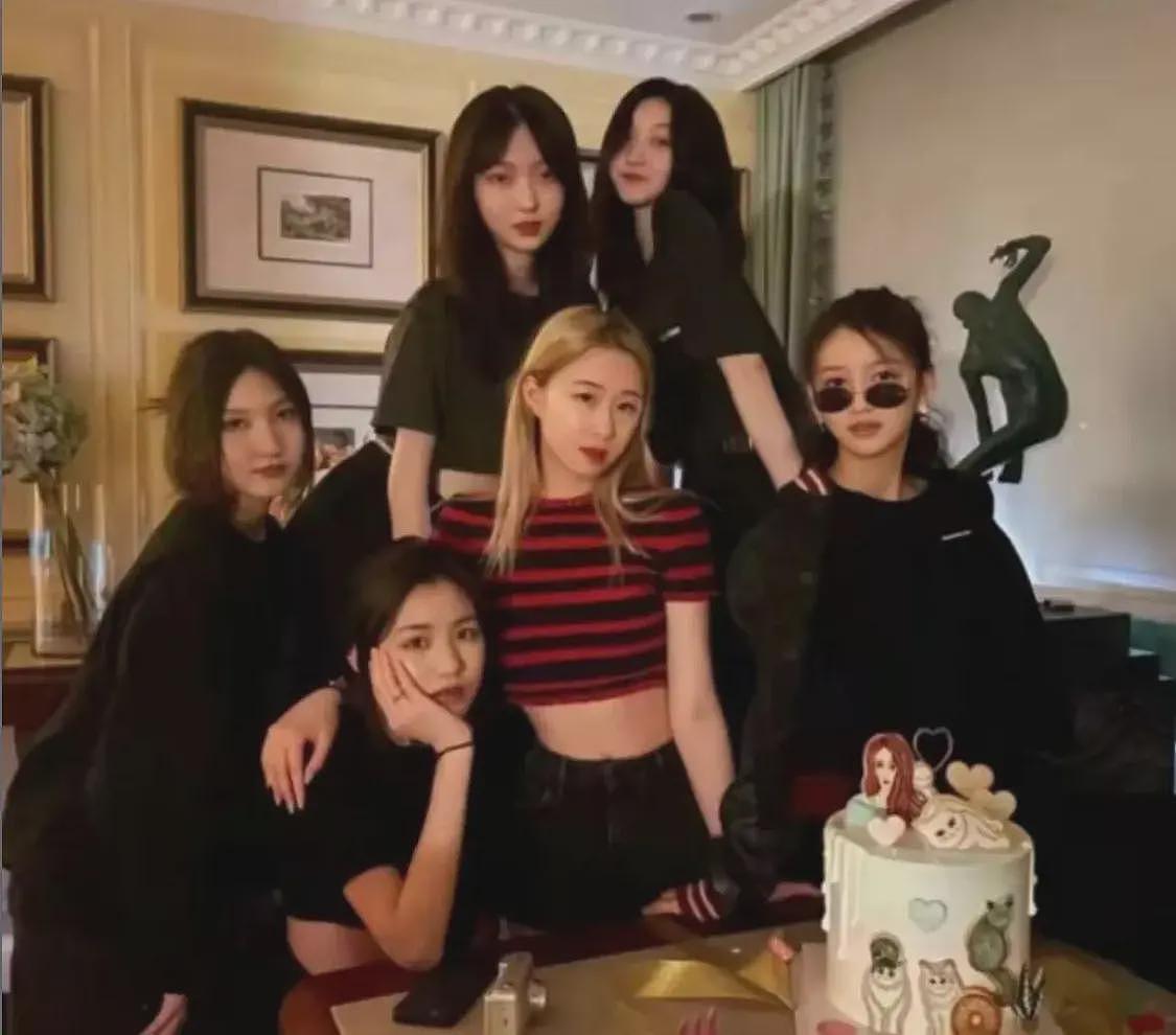 王菲女儿李嫣疑恋爱!与帅气男生现身机场,俩人有说有笑外形般配(组图) - 7