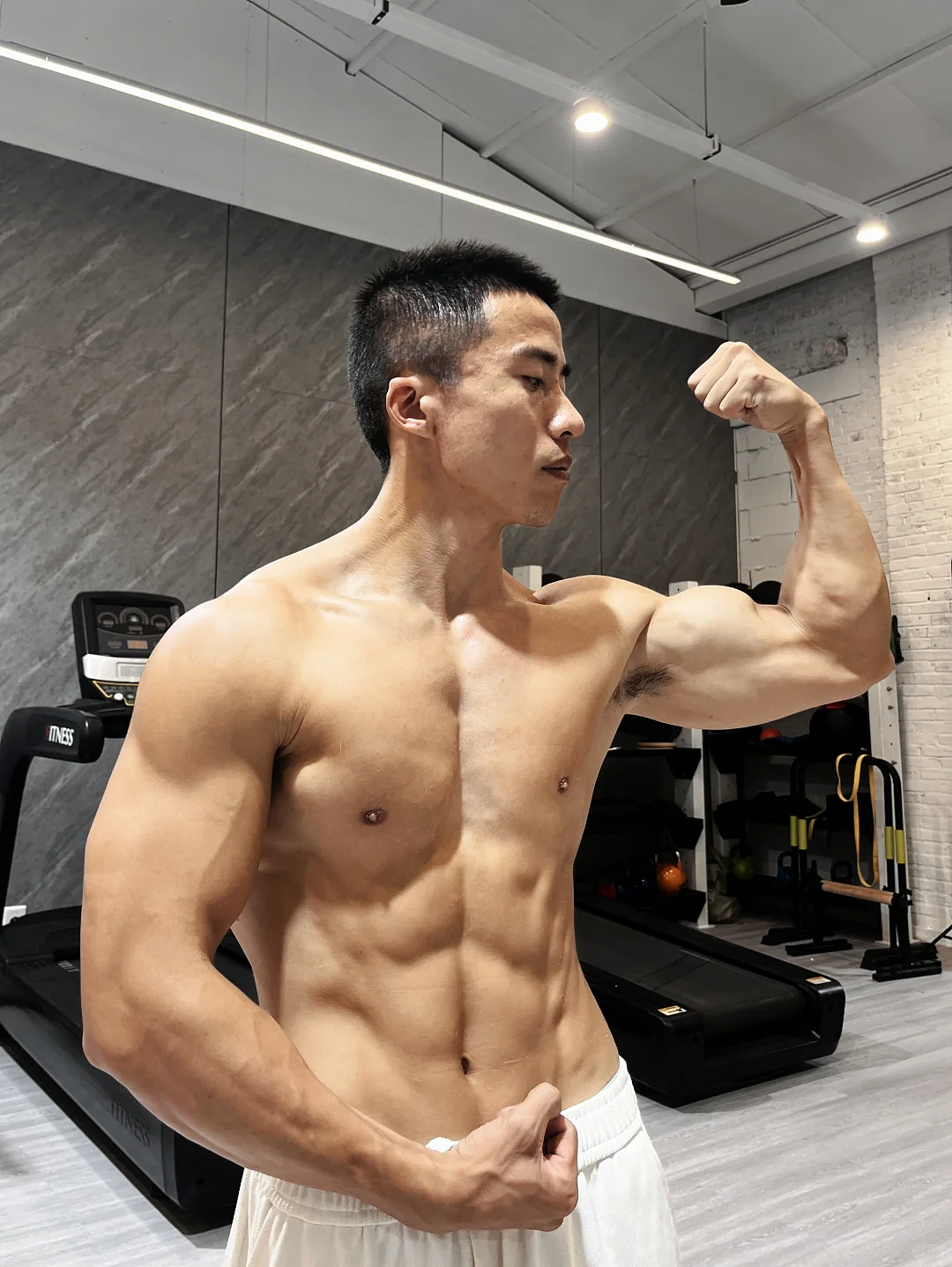【帅哥】3D立体虎头肩,斜方肌战士五年练就极难的俄挺,塑造完美体态(组图) - 4