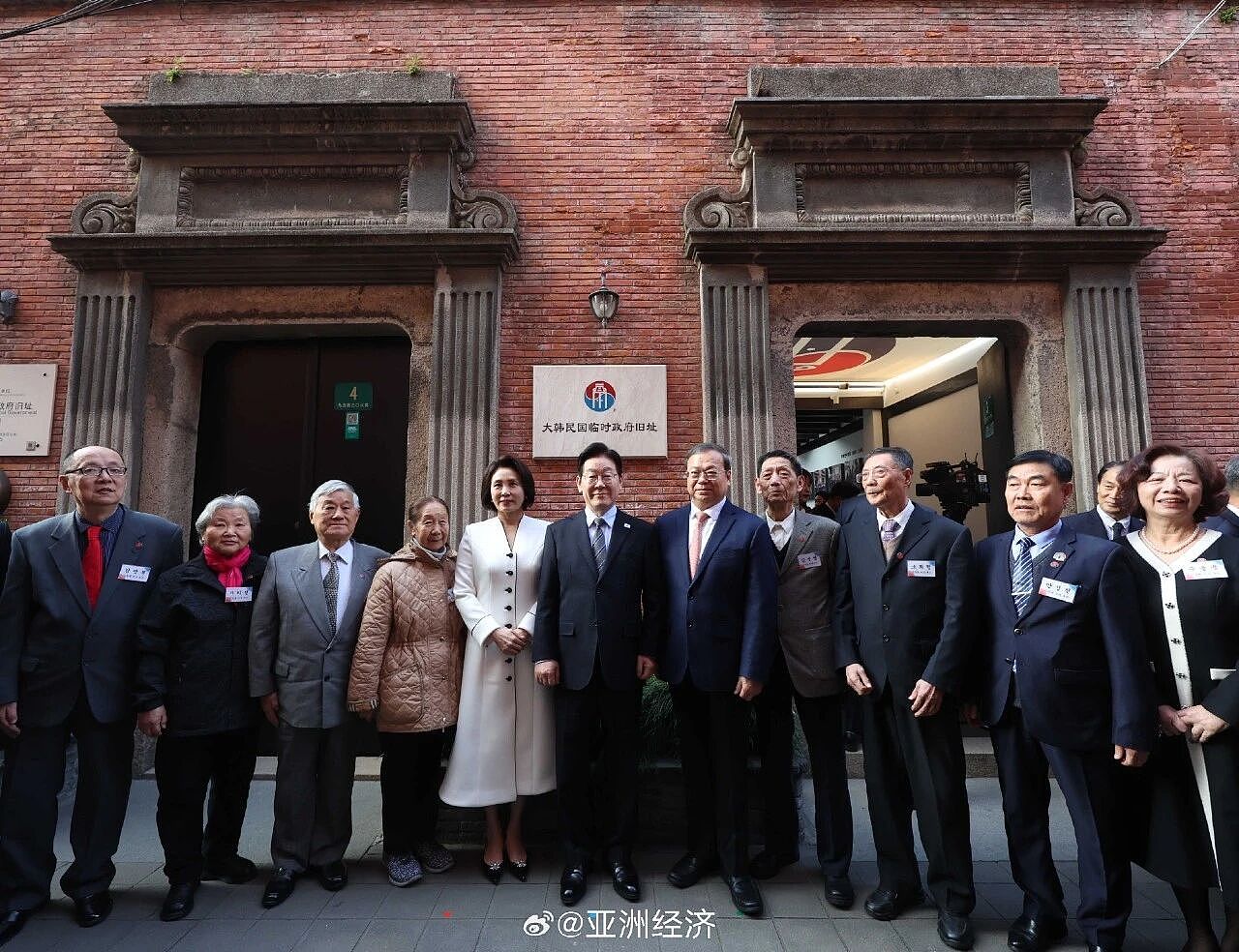 “社恐”第一夫人访华火了！亲和脸碾压前任科技脸，大气穿搭也赢了高奢…（组图） - 11