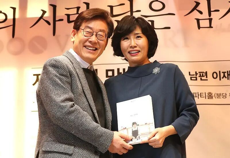 “社恐”第一夫人访华火了！亲和脸碾压前任科技脸，大气穿搭也赢了高奢…（组图） - 26