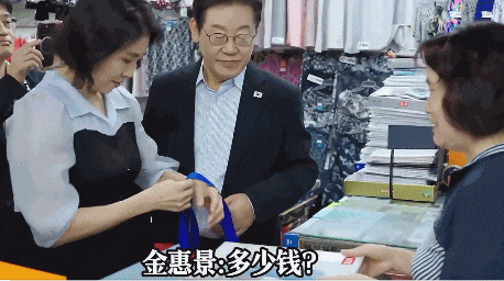 “社恐”第一夫人访华火了！亲和脸碾压前任科技脸，大气穿搭也赢了高奢…（组图） - 39