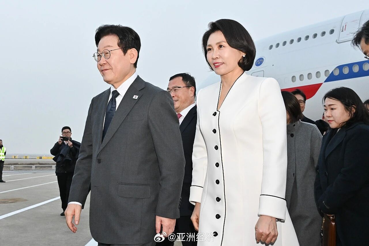 “社恐”第一夫人访华火了！亲和脸碾压前任科技脸，大气穿搭也赢了高奢…（组图） - 1