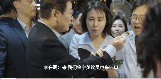 “社恐”第一夫人访华火了！亲和脸碾压前任科技脸，大气穿搭也赢了高奢…（组图） - 42