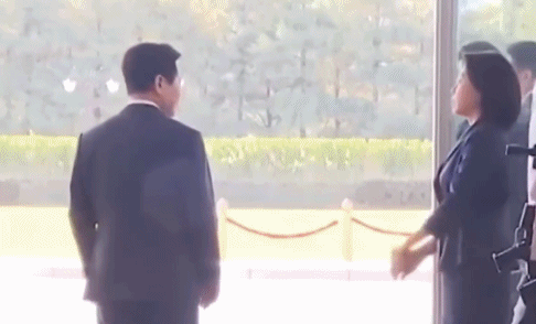 “社恐”第一夫人访华火了！亲和脸碾压前任科技脸，大气穿搭也赢了高奢…（组图） - 48