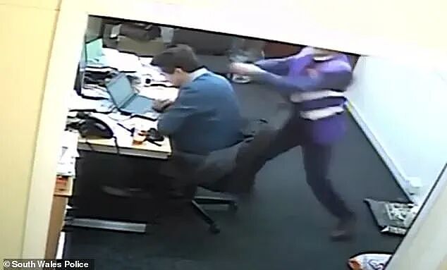 学校爆发婚外恋+三角恋？校长不爽情妇共用，偷袭副校长，女教师全靠睡上司（组图） - 3