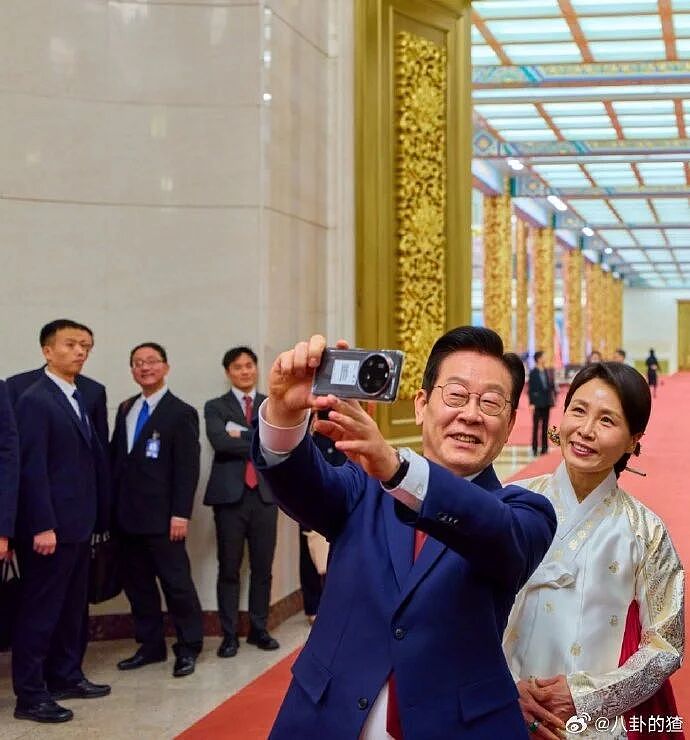 “社恐”第一夫人访华火了！亲和脸碾压前任科技脸，大气穿搭也赢了高奢…（组图） - 13