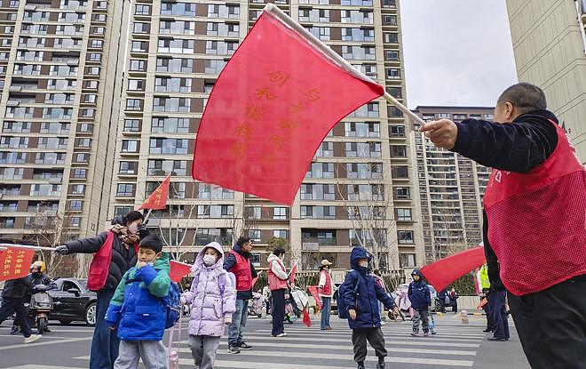 家长护学岗被指变强制惹争议：有家长怀孕38周仍执勤（组图） - 1