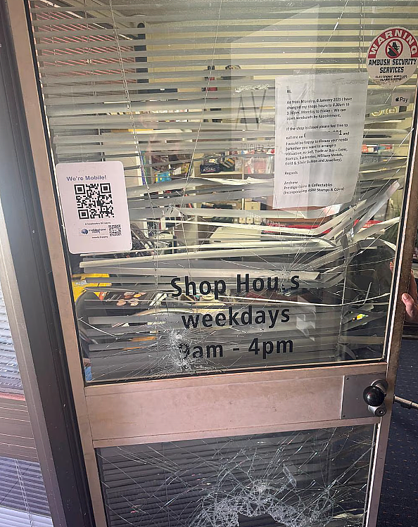 布里斯班珠宝店遭持械抢劫，店主持砍刀奋力反击，监控拍下惊人画面（组图） - 5