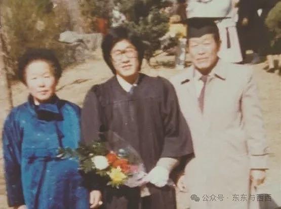 “社恐”第一夫人访华火了！亲和脸碾压前任科技脸，大气穿搭也赢了高奢…（组图） - 22