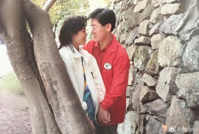 “社恐”第一夫人访华火了！亲和脸碾压前任科技脸，大气穿搭也赢了高奢…（组图） - 16