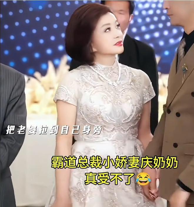 75岁刘晓庆“装嫩”成瘾，和37岁男演员演夫妻后，尺度又上新高度（组图） - 7