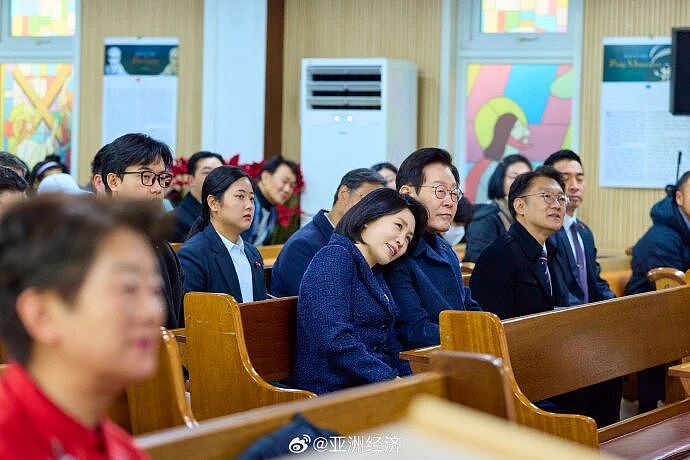 “社恐”第一夫人访华火了！亲和脸碾压前任科技脸，大气穿搭也赢了高奢…（组图） - 43