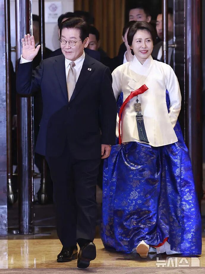 “社恐”第一夫人访华火了！亲和脸碾压前任科技脸，大气穿搭也赢了高奢…（组图） - 3