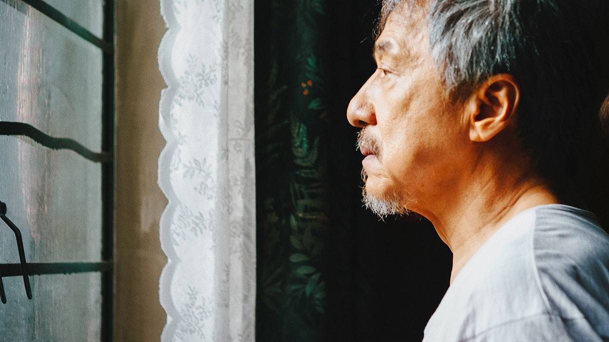成龙《人民日报》撰文,回忆童年与母亲旧事,呼吁关注阿兹海默症(组图) - 1