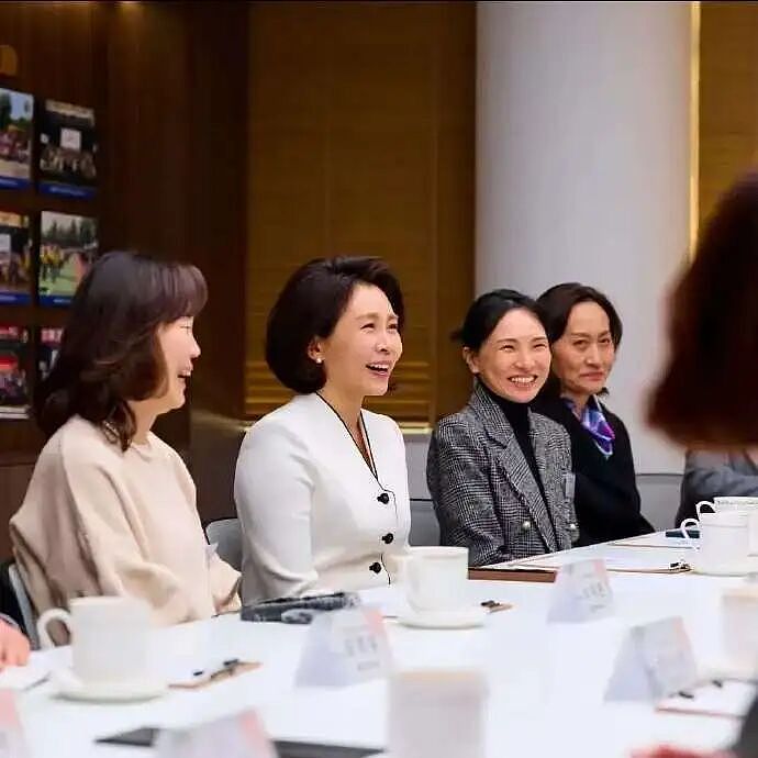 “社恐”第一夫人访华火了！亲和脸碾压前任科技脸，大气穿搭也赢了高奢…（组图） - 10