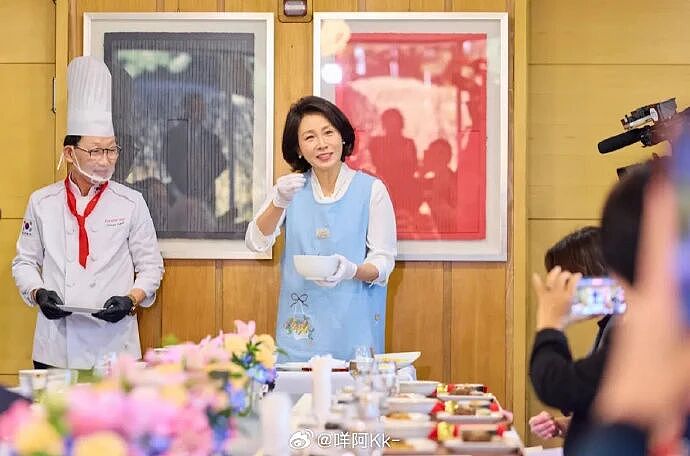 “社恐”第一夫人访华火了！亲和脸碾压前任科技脸，大气穿搭也赢了高奢…（组图） - 7