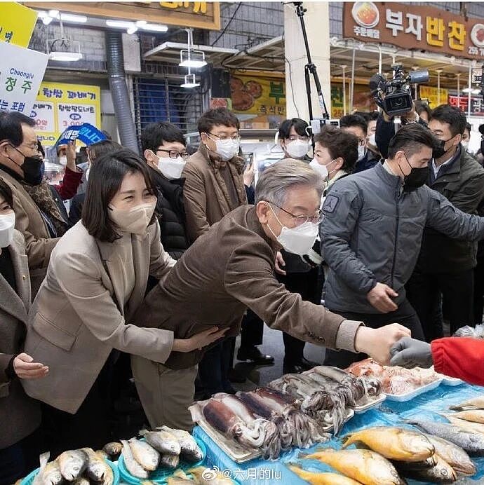 “社恐”第一夫人访华火了！亲和脸碾压前任科技脸，大气穿搭也赢了高奢…（组图） - 45