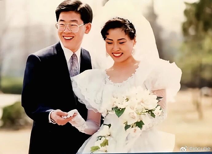 “社恐”第一夫人访华火了！亲和脸碾压前任科技脸，大气穿搭也赢了高奢…（组图） - 23