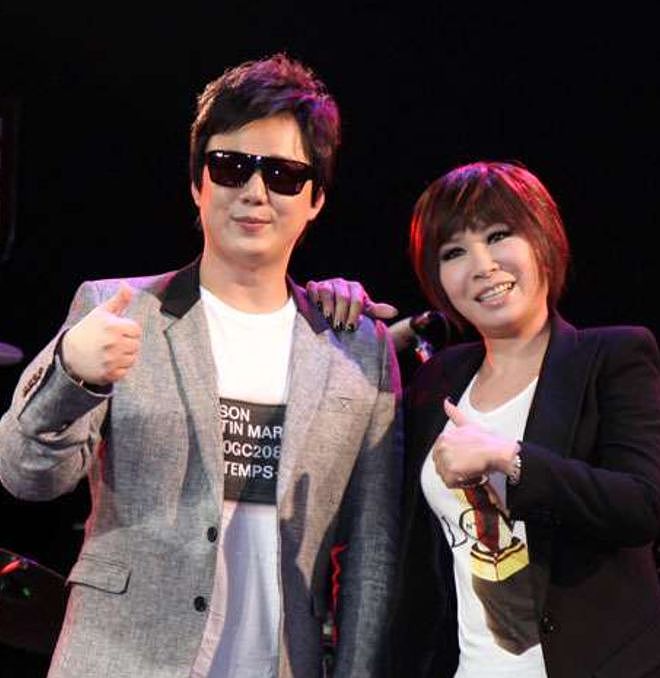 49岁金曲歌王官宣结婚，与妻子大方晒婚戒，受访曝光女方身份（组图） - 6