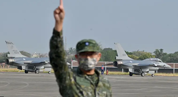 台湾再有F-16战机失事 飞行官坠海后生死未卜 - 1