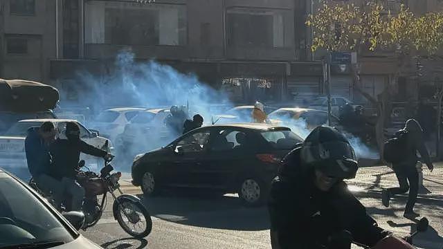 外媒：抗议加上美国警告，伊朗处于数十年来最脆弱的时刻（组图） - 1