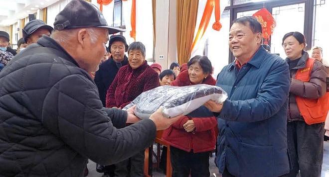 三兄弟连续11年给家乡老人发放救助金，累计发600多万（组图） - 2