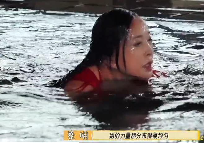 75岁刘晓庆“装嫩”成瘾，和37岁男演员演夫妻后，尺度又上新高度（组图） - 5
